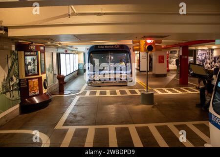 Un train exposé à l'intérieur du Transit Museum de Brooklyn à New York, aux États-Unis Banque D'Images