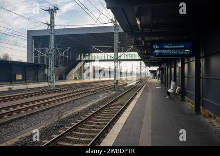 Umfangreicher Bahnstreik in Deutschland 10.01.2024, Limbourg : Symbolfoto, Illustratisbild, Symbolbild, Illustratisfoto Eine Frau sitzt in winterlicher Kleidung auf einer Bank am Bahnsteig des leeren ICE Bahnhof Limburg Süd und wartet auf einen Zug Richtung Frankfurt. Umfangreicher Bahnstreik in Deutschland : vom 10. bis 12. Januar 2024 legt die Gewerkschaft Deutscher Lokomotivführer GDL den Güter- und Personenverkehr lahm. Die Gewerkschaft fordert Bessere Arbeitsbedingungen und höhere Löhne für ihre Mitglieder. Dieser Streik betrifft zahlreiche Bahnverbindungen und führt zu erheblichen Beein Banque D'Images