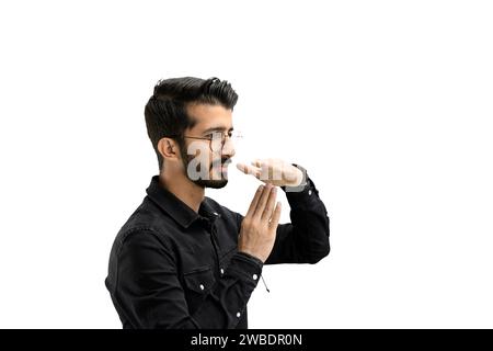 Un homme, sur fond blanc, en gros plan, montre un signe de pause Banque D'Images