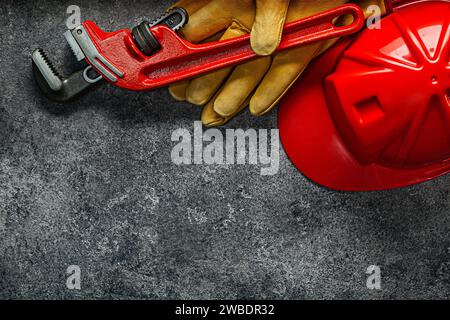 Big Monkey Wrench gants de travail et concept de construction de casque Banque D'Images