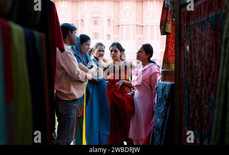 Image ©Licence à Parsons Media. 01/10/2008. Londres, Inde. Les femmes indiennes regardent la soie par le City Palace à Jaipur, Rajasthan, Inde, septembre 2008 photo d'Andrew Parsons / Parsons Media Banque D'Images