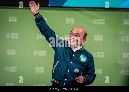 Keelung, Taiwan. 08 janvier 2024. Le Premier ministre de la République de Chine (Taiwan) su Tseng-chang, salue les partisans lors du rassemblement de la campagne. Entrant dans la dernière semaine de l'élection présidentielle de Taiwan 2024, le Parti progressiste démocratique (DPP) a organisé un rassemblement massif à Xinzhuang, Nouveau Taipei. Crédit : SOPA Images Limited/Alamy Live News Banque D'Images