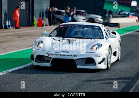 Vance Kearney et Richard Dougal's White, 2010, Ferrari 430 GT3, sortant de la voie des stands au départ de la Masters Legends Endurance Race. Banque D'Images