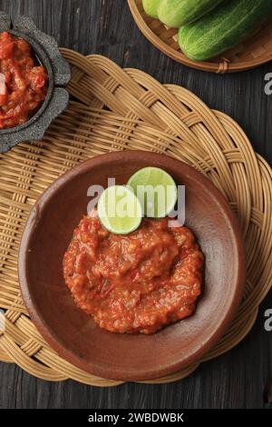 Vue de dessus Sambal Terasi, sauce piment traditionnelle indonésienne avec pâte de crevettes, tomate et piment Banque D'Images