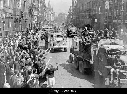 L'ARMÉE ROUGE entre à Prague, Tchécoslovaquie, le 9 mai 1945. Ph0to : SIB Banque D'Images