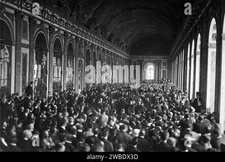 TRAITÉ DE PAIX DE VERSAILLES 1919. L'intérieur du Palais des glaces lors de la signature des termes de paix le 6 juin 1919. Banque D'Images