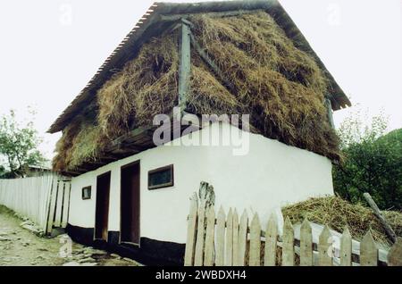 Une grange traditionnelle avec foin dans le comté de Vrancea, Roumanie, env. 1995 Banque D'Images