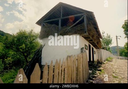 Une grange traditionnelle avec foin dans le comté de Vrancea, Roumanie, env. 1995 Banque D'Images