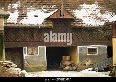 Grande grange sur une propriété rurale dans le comté de Vrancea, Roumanie, env. 1995 Banque D'Images