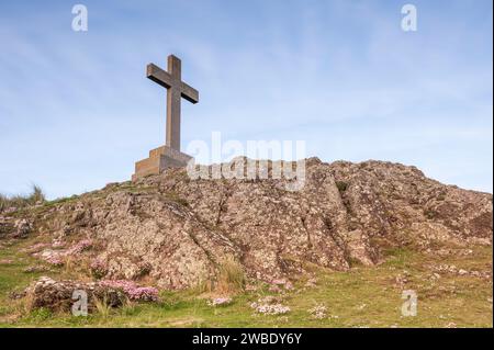 Vue de Christian Cross sur l'île Ynys Llanddwyn à Angelsey, contre un ciel bleu Banque D'Images
