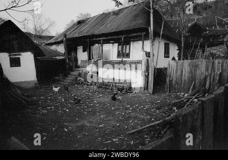 Comté de Vrancea, Roumanie, env. 1992. Une ferme rurale traditionnelle avec une cour fermée. Banque D'Images