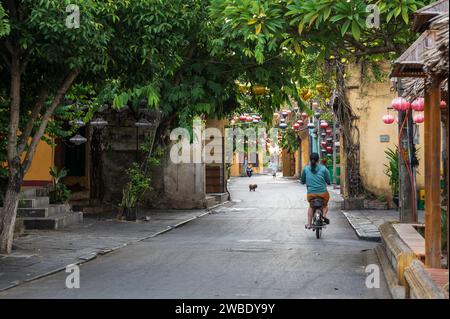 Une rue calme dans l'emplacement du patrimoine mondial de l'UNESCO de Hoi an, au centre du Vietnam. La ville est célèbre pour ses rues bordées de lanternes. Banque D'Images