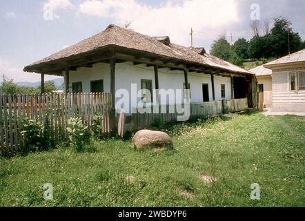 Ancienne maison traditionnelle simple dans le comté de Vrancea, Roumanie, env. 1991 Banque D'Images