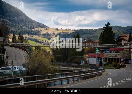 Une vue imprenable sur la pittoresque Ortisei, dans la région de Val Gardena au Tyrol du Sud, Italie Banque D'Images