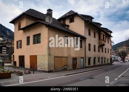 Une rangée de grands bâtiments jaunes le long d'une route à Ortisei, Val Gardena, Tyrol du Sud, Italie Banque D'Images