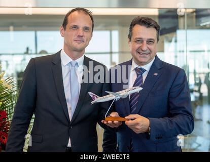 Doha, Prague. 10 janvier 2024. Présentation cérémonielle du Boeing 787 Dreamliner de Qatar Airways à son retour sur la route de Prague à Doha, Prague, République tchèque, 10 janvier 2024. De gauche à droite : Michael Maass, directeur régional Europe centrale chez Qatar Airways et Jiri Pos, président du conseil d'administration de l'aéroport de Prague. Crédit : Michaela Rihova/CTK photo/Alamy Live News Banque D'Images