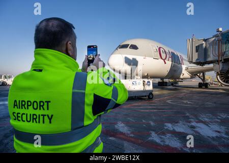 Doha, Prague. 10 janvier 2024. Présentation cérémonielle du Boeing 787 Dreamliner de Qatar Airways à son retour sur la route de Prague à Doha, Prague, République tchèque, 10 janvier 2024. Crédit : Michaela Rihova/CTK photo/Alamy Live News Banque D'Images