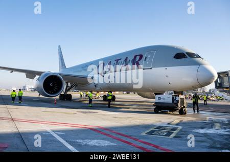 Doha, Prague. 10 janvier 2024. Présentation cérémonielle du Boeing 787 Dreamliner de Qatar Airways à son retour sur la route de Prague à Doha, Prague, République tchèque, 10 janvier 2024. Crédit : Michaela Rihova/CTK photo/Alamy Live News Banque D'Images