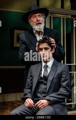 Arcola Theatre, Londres Royaume-Uni. 10 janvier 2024. Two's Company met en scène un photocall pour un chef-d'œuvre juif oublié, 'Don't Destroy Me', une histoire tendre et perspicace sur les réfugiés juifs dans le Londres d'après-guerre. La production Don't Destroy Me se déroulera au Théâtre Arcola jusqu'au 3 février, avec Nicholas Day dans le rôle de Rabbi et Eddie Boyce dans celui de Sammy. Photo par Amanda Rose/Alamy Live News Banque D'Images