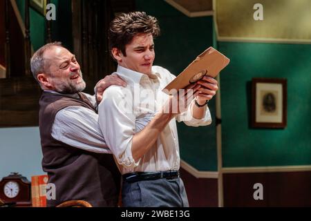 Arcola Theatre, Londres Royaume-Uni. 10 janvier 2024. Two's Company met en scène un photocall pour un chef-d'œuvre juif oublié, 'Don't Destroy Me', une histoire tendre et perspicace sur les réfugiés juifs dans le Londres d'après-guerre. La production Don't Destroy Me se déroulera au Théâtre Arcola jusqu'au 3 février, avec Paul Rider dans le rôle de Leo et Eddie Boyce dans celui de Sammy. Photo par Amanda Rose/Alamy Live News Banque D'Images