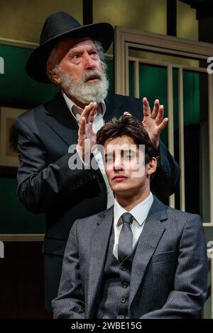 Arcola Theatre, Londres Royaume-Uni. 10 janvier 2024. Two's Company met en scène un photocall pour un chef-d'œuvre juif oublié, 'Don't Destroy Me', une histoire tendre et perspicace sur les réfugiés juifs dans le Londres d'après-guerre. La production Don't Destroy Me se déroulera au Théâtre Arcola jusqu'au 3 février, avec Nicholas Day dans le rôle de Rabbi et Eddie Boyce dans celui de Sammy. Photo par Amanda Rose/Alamy Live News Banque D'Images