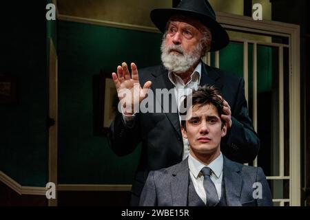 Arcola Theatre, Londres Royaume-Uni. 10 janvier 2024. Two's Company met en scène un photocall pour un chef-d'œuvre juif oublié, 'Don't Destroy Me', une histoire tendre et perspicace sur les réfugiés juifs dans le Londres d'après-guerre. La production Don't Destroy Me se déroulera au Théâtre Arcola jusqu'au 3 février, avec Nicholas Day dans le rôle de Rabbi et Eddie Boyce dans celui de Sammy. Photo par Amanda Rose/Alamy Live News Banque D'Images