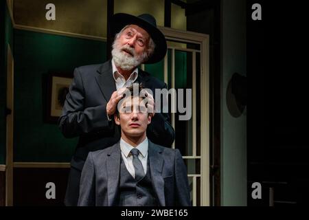 Arcola Theatre, Londres Royaume-Uni. 10 janvier 2024. Two's Company met en scène un photocall pour un chef-d'œuvre juif oublié, 'Don't Destroy Me', une histoire tendre et perspicace sur les réfugiés juifs dans le Londres d'après-guerre. La production Don't Destroy Me se déroulera au Théâtre Arcola jusqu'au 3 février, avec Nicholas Day dans le rôle de Rabbi et Eddie Boyce dans celui de Sammy. Photo par Amanda Rose/Alamy Live News Banque D'Images