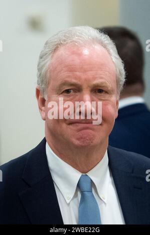 Washington, États-Unis. 09 novembre 2023. Le sénateur américain Chris Van Hollen (démocrate du Maryland) traverse le métro du Sénat lors d'un vote au Capitole des États-Unis à Washington, DC, le mardi 9 janvier 2024. Photo de Rod Lamkey/CNP/ABACAPRESS.COM crédit : Abaca Press/Alamy Live News Banque D'Images