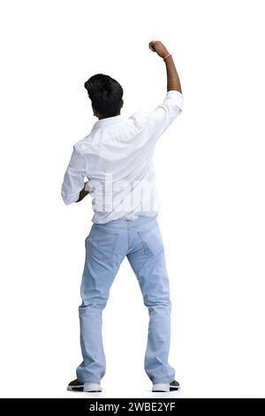 Un homme en chemise blanche, sur fond blanc, en pleine hauteur, leva la main, vue arrière Banque D'Images