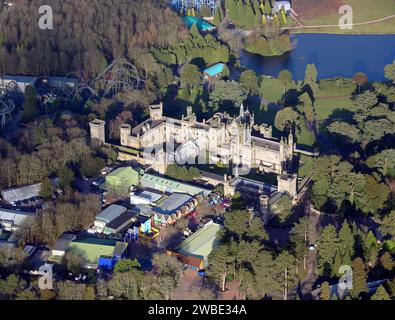 Vue aérienne du parc à thème Alton Towers dans le Staffordshire, cette photo se concentre sur le bâtiment connu sous le nom de The Towers, un monument historique Banque D'Images