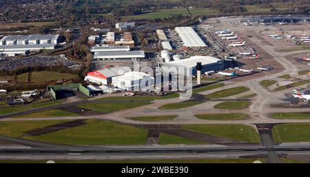 Vue aérienne du côté nord de la piste de l'aéroport de Manchester. Y compris la manutention de fret, caserne de pompiers, Signature Aviation, Swissport et STS Aviation. Banque D'Images