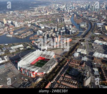 Vue aérienne actuelle (2024) du stade de football Old Trafford de Manchester United avec les gratte-ciel de Manchester en arrière-plan Banque D'Images