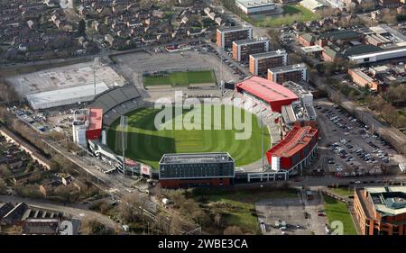 Vue aérienne récente du terrain de cricket Old Trafford à Manchester (avec les pistes de frappe face à la nouvelle direction) Banque D'Images