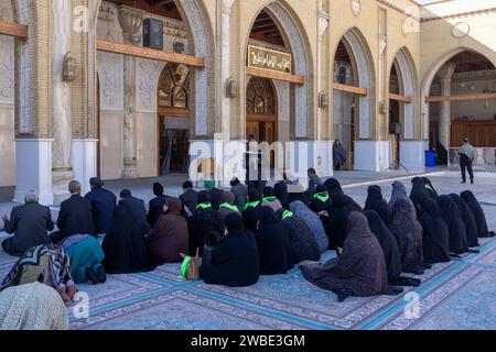 Pèlerins dans la cour de la Grande Mosquée de Koufa, Irak Banque D'Images