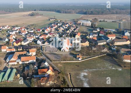 Ralbitz, Allemagne. 09 janvier 2024. Des croix tombales se dressent dans un cimetière en face de l'église de la paroisse de 'Sankt Katharina' Ralbitz (vue aérienne avec un drone). Crédit : Sebastian Kahnert/dpa/Alamy Live News Banque D'Images