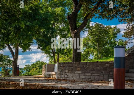 Parc verdoyant à côté du célèbre monastère bénédictin de Tihany, lac Balaton Banque D'Images