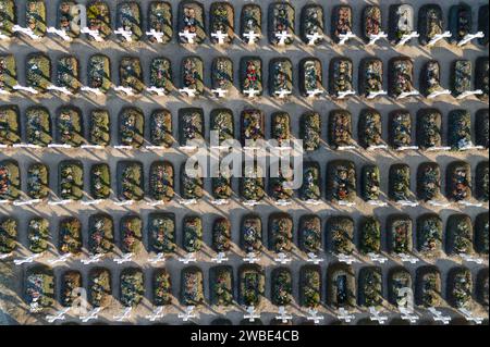 Ralbitz, Allemagne. 09 janvier 2024. Des croix tombales se dressent dans un cimetière de la paroisse de 'Sankt Katharina' Ralbitz (vue aérienne avec un drone). Crédit : Sebastian Kahnert/dpa/Alamy Live News Banque D'Images