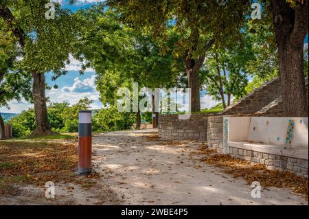 Parc verdoyant à côté du célèbre monastère bénédictin de Tihany, lac Balaton Banque D'Images