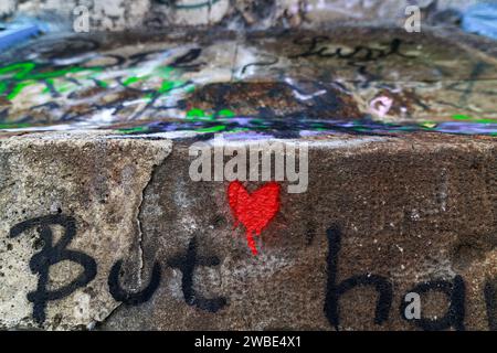 Un coeur graffiti peint par spry sur un mur dans la ville de Maribor. Quelqu'un a exprimé son amour en faisant cela. Le mur est sous un pont de train. Il y a beaucoup o Banque D'Images