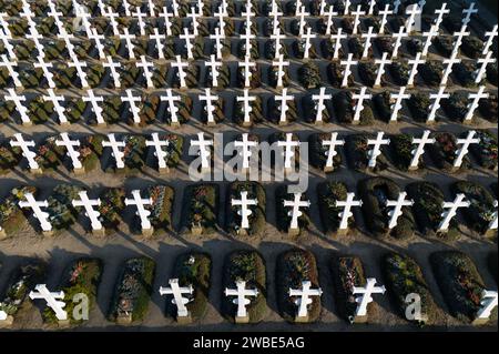 Ralbitz, Allemagne. 09 janvier 2024. Des croix tombales se dressent dans un cimetière de la paroisse de 'Sankt Katharina' Ralbitz (vue aérienne avec un drone). Crédit : Sebastian Kahnert/dpa/Alamy Live News Banque D'Images