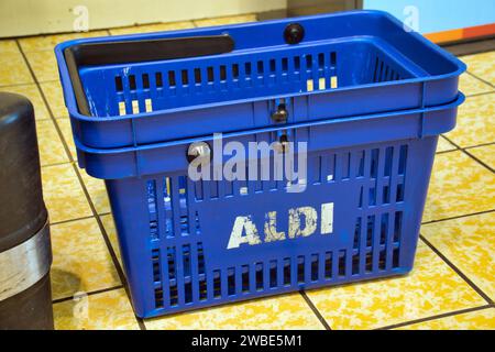 Glasgow, Écosse, Royaume-Uni. 10 janvier 2024. Aldi marque les paniers vides dans Drumchapel car il y a une pénurie due aux gens qui sortent sans payer avec des achats dans le panier comme indiqué précédemment, ce qui signifie que les acheteurs doivent utiliser des chariots. Crédit Gerard Ferry/Alamy Live News Banque D'Images