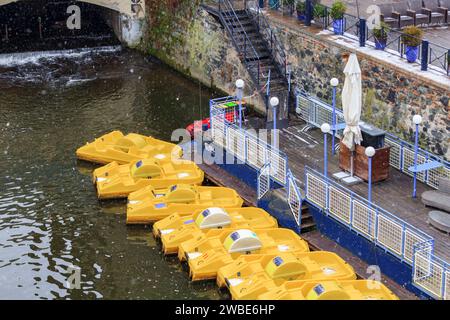 Petits bateaux pour les touristes à utiliser sur la rivière Vltava dans la ville de Prague sur un franc décembre froid Banque D'Images