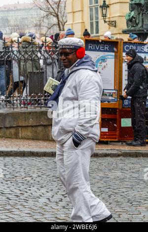 Photo d'aman vêtu d'une tenue de marin travaillant son métier pour les touristes Banque D'Images
