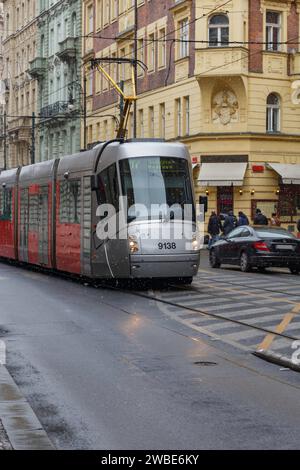 Train de ville transportant des personnes dans la ville de Prague république tchèque sur une journée d'hiver en décembre Banque D'Images