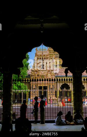 Jaffna, Sri Lanka - 25 août 2022 : le magnifique temple Nallur Kandaswamy Kovil est un lieu de culte important pour les hindous locaux. Les hommes doivent enlever Banque D'Images