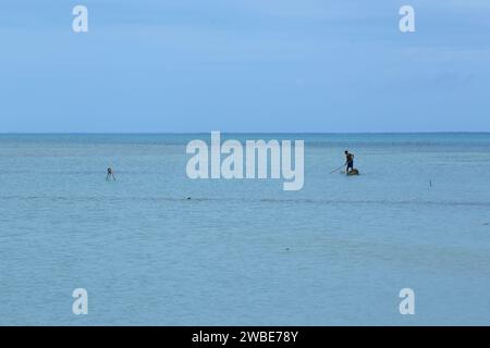 Pêcheur pêche seul dans la province nord du Sri Lanka dans le district de Jaffna avec une belle vue côtière Banque D'Images