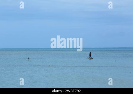 Pêcheur pêche seul dans la province nord du Sri Lanka dans le district de Jaffna avec une belle vue côtière Banque D'Images