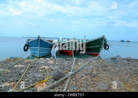 Trois bateaux de pêche sont amarrés dans la province nord du Sri Lanka dans le district de Jaffna avec une belle vue côtière Banque D'Images