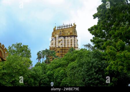 Jaffna, Sri Lanka - 25 août 2022 : le magnifique temple Nallur Kandaswamy Kovil est un lieu de culte important pour les hindous locaux. Les hommes doivent enlever Banque D'Images