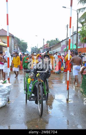 Jaffna, Sri Lanka - 25 août 2022 : le magnifique temple Nallur Kandaswamy Kovil est un lieu de culte important pour les hindous locaux. Les hommes doivent enlever Banque D'Images